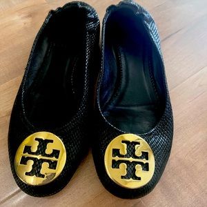 Black Tory Burch flats!! Signature gold buckle, stunning! 🔥🔥🔥